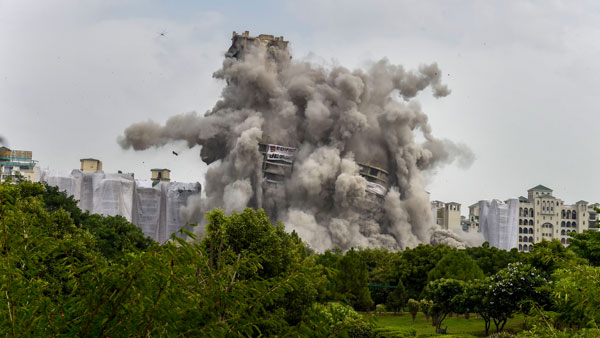 After the collapse of the twin towers of Noida, now the demand for audit of illegal towers of Mumbai also arose