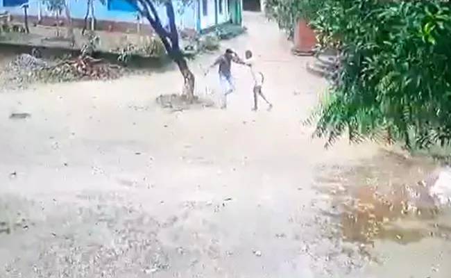 Uttar Pradesh News : 10th student openly shot his teacher