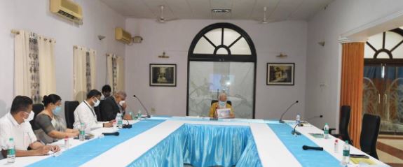 In the latest of a series of one-up-man-ship between the two political parties Mr Alapan Bandyopadhyay has been served notice by the Centre for skipping a meeting chaired by the PM