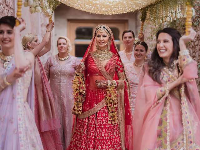 Celebrities broke the stereotypes : In Katrina's wedding, sisters picked up a sheet of flowers