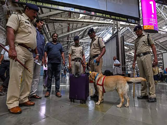 Suspicious bag found at Mumbai's Dadar railway station, Bomb Squad team reached the spot