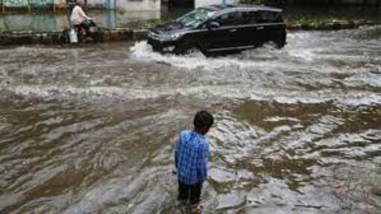 Heavy Rain Hits Mumbai: Rail & Metro Disrupted, Roads Waterlogged Under Orange Alert