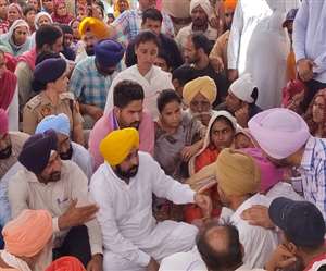 Chief Minister Bhagwant Mann reached Sidhu Musewala's house, consoled the family