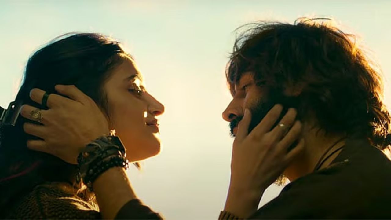 Sreeleela Pulled Into Crowd During Event, Fans Slam ‘Manhandling’, Kartik Aaryan Unaware