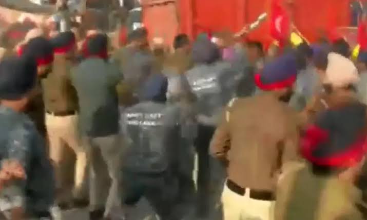 Police lathicharged labor union people in Punjab, marching towards CM's residence