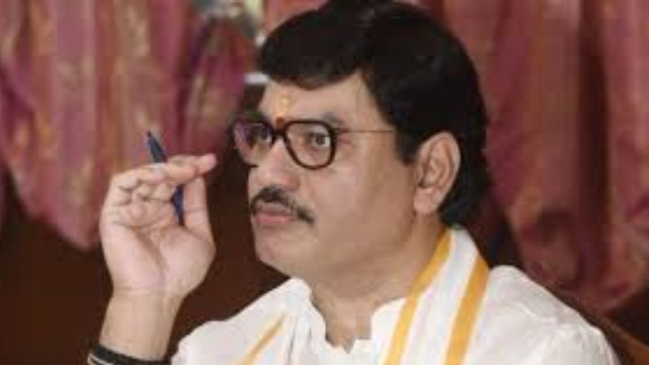 Maharashtra Minister Dhananjay Munde Diagnosed with Bell’s Palsy, ‘Unable to Speak’