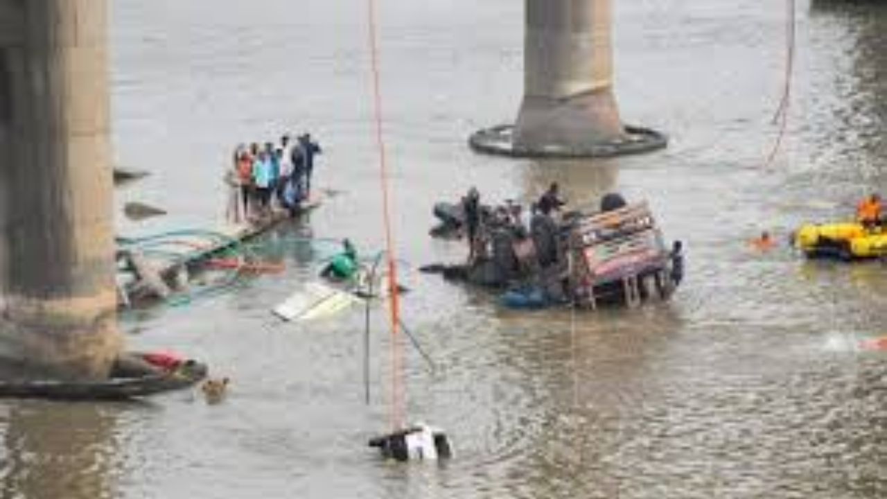 Gujarat Bridge Collapse: Heartbreaking Video Shows Mother Screaming for Help as Son Drowns