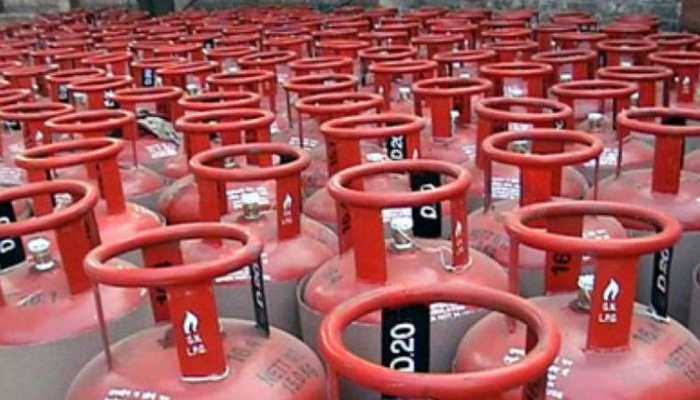 LPG Cylinder Price : LPG commercial cylinder of 19 kg becomes cheaper
