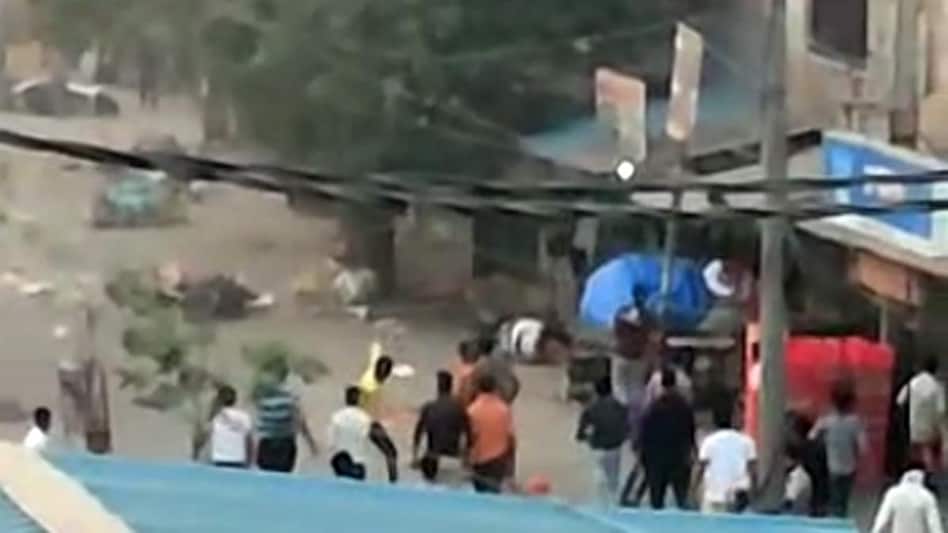 Jahangirpuri nuisance: Delhi Police claims miscreants looted ration truck; Stone-throwing started from the roof of the mosque