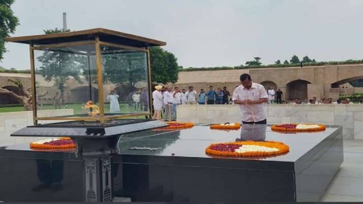 Delhi News: Kejriwal reached Rajghat to pray for the failure of 'Operation Lotus'.