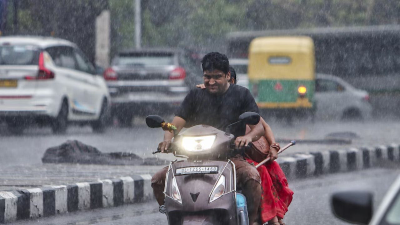 IMD Issues Yellow Alert for Delhi: Rain, Thunderstorms & Gusty Winds Forecast Until Thursday