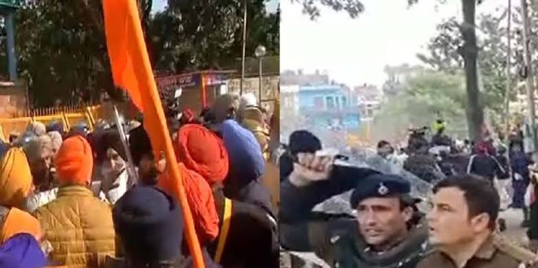 Protesters turn violent at Chandigarh-Mohali border, attack police with weapons, many jawans injured