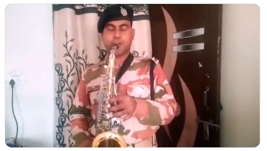 Watch Video - ITBP Constable Mujammal Haque Performing 'Ae Mere Watan Ke Logo' Pays Tribute to Lata Mangeshkar