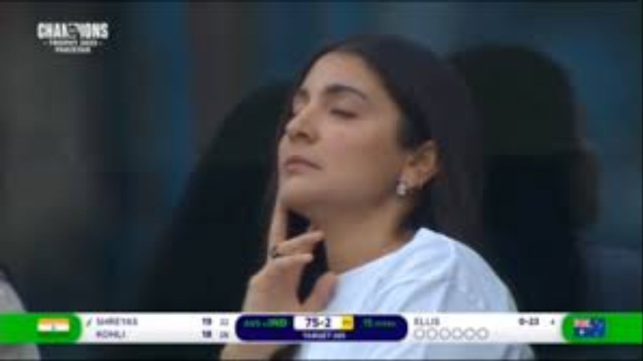 Anushka Sharma Takes a ‘Jhapki’ During Match; Fans Call Her ‘Typical Tired Desi Mummy'