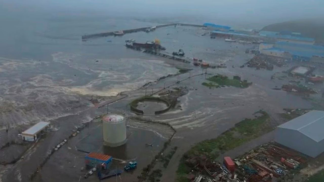 Tsunami Warning: Hawaii Orders Vessels Out of Ports as First Waves Expected
