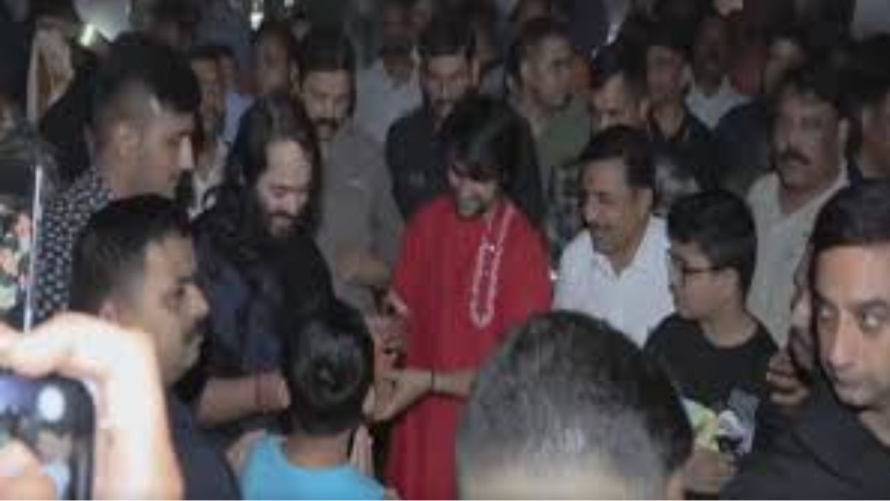 Anant Ambani Joins Dhirendra Shastri During Padyatra to Dwarka: Watch Viral Video