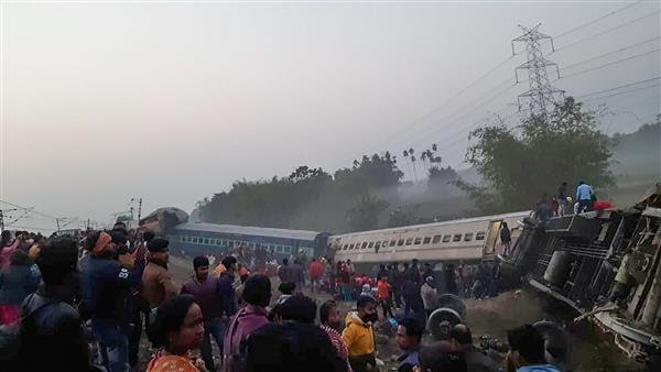 5 killed, 45 wounded due to the derailment of the express train to Bengal