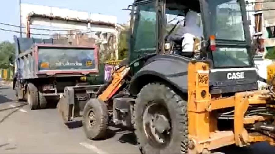 Jahangirpuri Violence LIVE : Anti-Encroachment Drive Underway, 9 Bulldozers reach Jahangirpuri for Action Against Illegal Property of the Accused