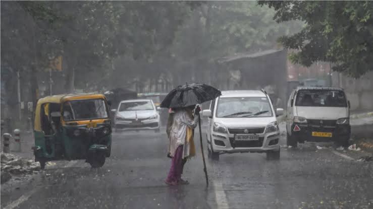 Waterlogging in many areas due to heavy rains in Mumbai, alert issued in Delhi-NCR