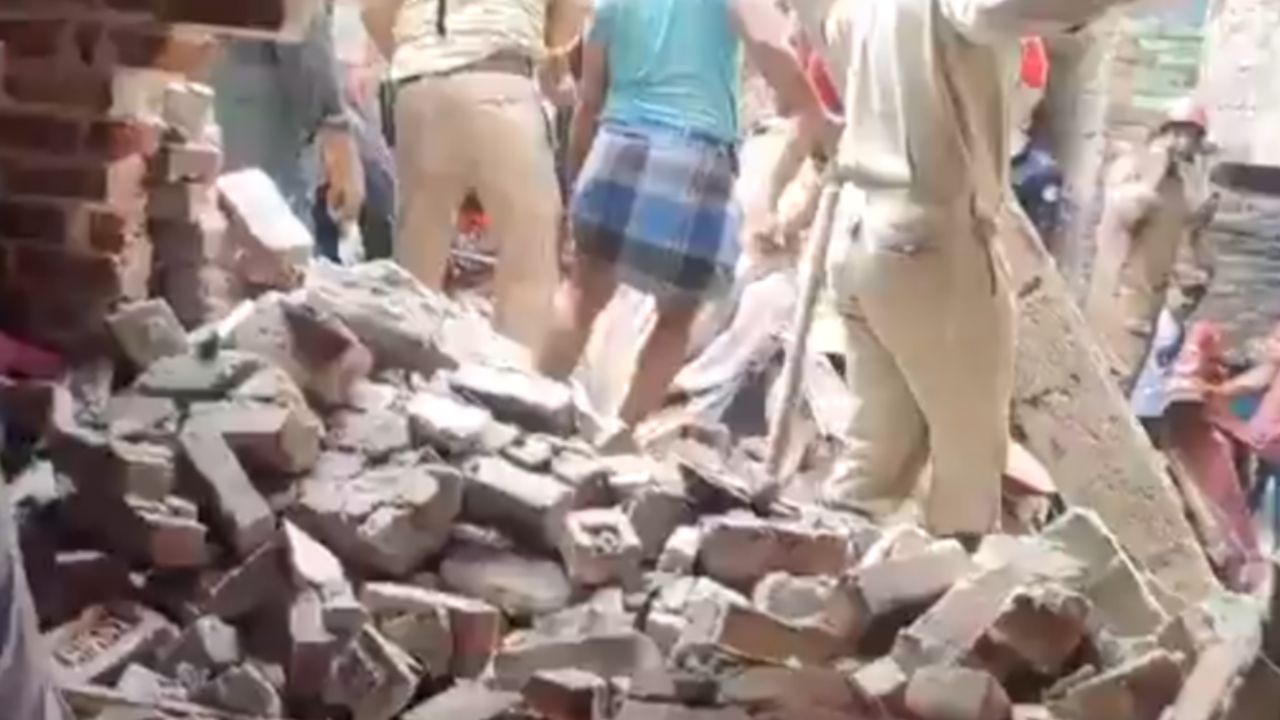 Four‑Storey Building Collapses in Delhi’s Seelampur: Several Feared Trapped, Rescue Underway