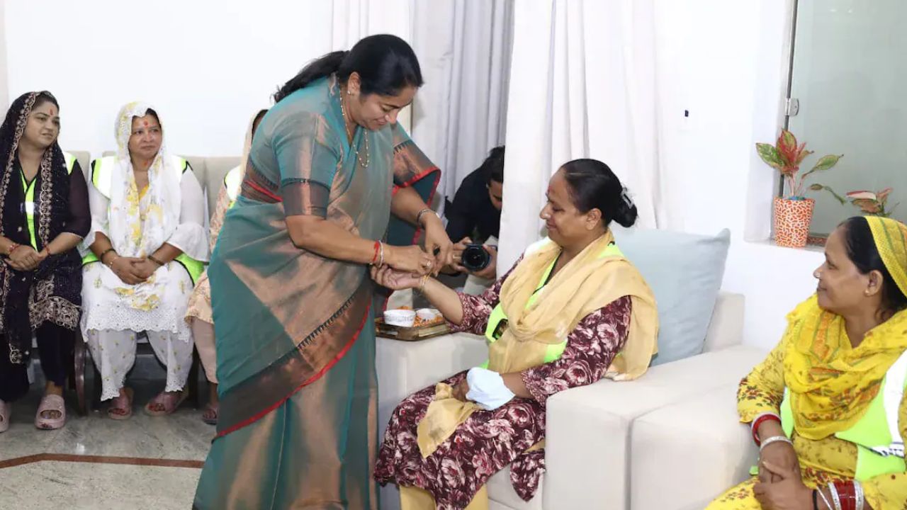 Delhi CM Celebrates Raksha Bandhan with State Sanitation Workers