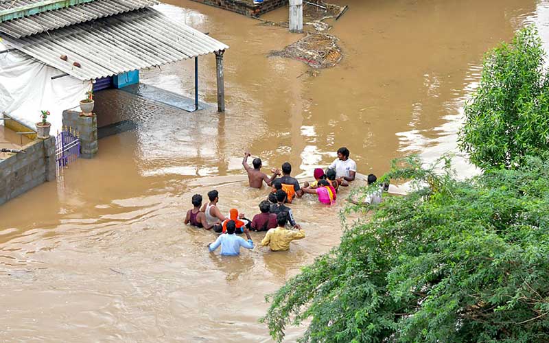 New threat from heavy rains: There is a possibility of crack in the biggest dam of Andhra Pradesh, people were asked to leave the house with essential items