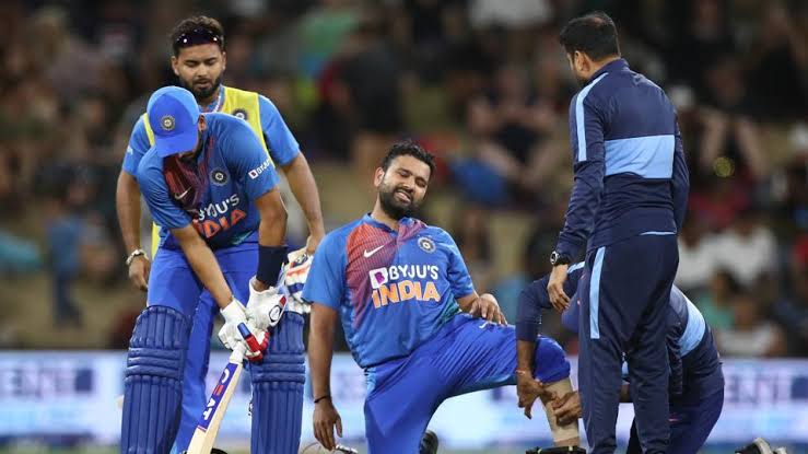 Injury to Rohit Sharma, Throw down specialist's ball hit his hand; groaned in pain