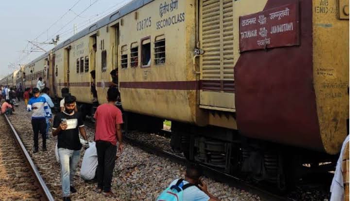 Breaking News : Train going from Jammu to Tatanagar derails near Aligarh, bogies are being separated