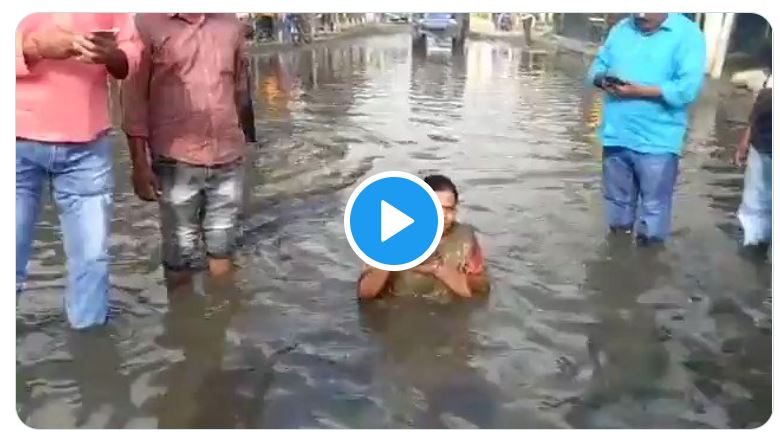 Watch Video Congress MLA Deepika Pandey Takes Bath in Rain Water on Middle of the Road - Check Here Why