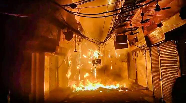 Chandni Chowk Fire: Loss of more than 500 crores in three days, more than 250 shops destroyed
