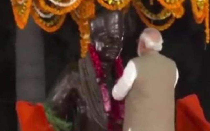 Prime Minister Narendra Modi folded his hand to Mahamana at BHU Gate
