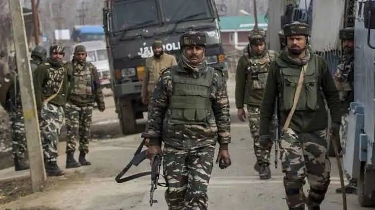 Jammu and Kashmir News : Terrorist attack in Srinagar: One policeman killed, two others injured