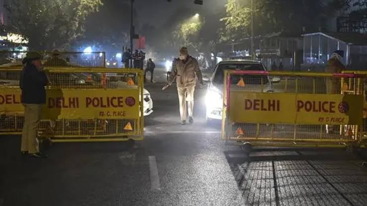 Cash van robbed in Delhi's Wazirabad area, guard shot dead 