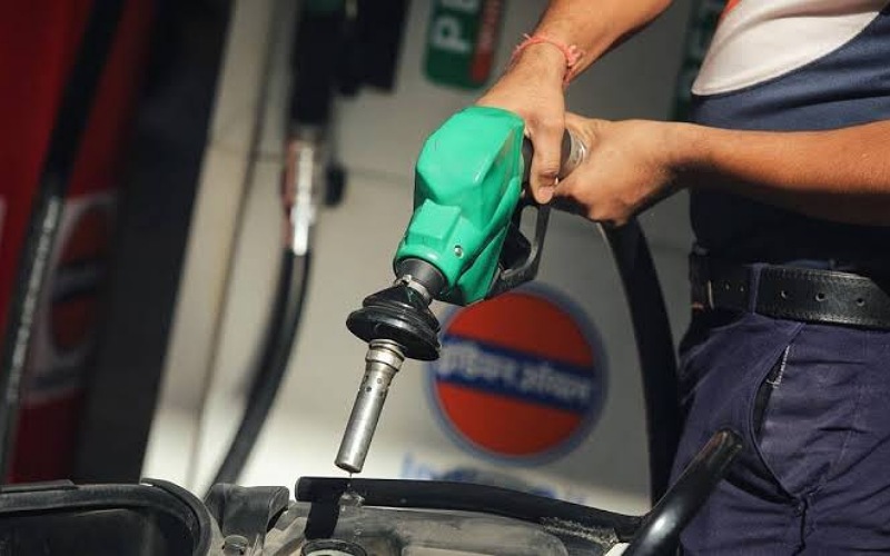 After the central government, the Maharashtra government also reduced the prices of petrol and diesel.