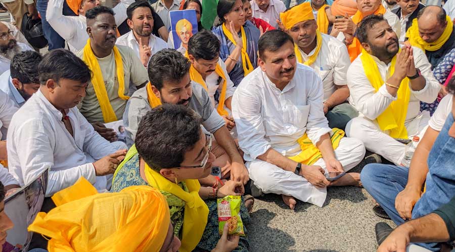 AAP protests over CBI's interrogation of Manish Sisodia, police detained Sanjay Singh