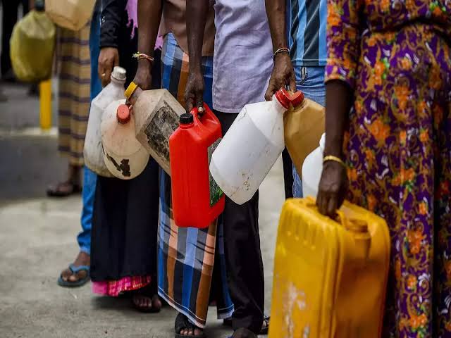 The economic condition of Sri Lanka is very bad, five killed in violence and arson, curfew in many places.
