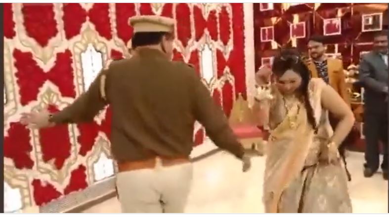 Mera Balam Thanedar Song Delhi Cop Dances in Uniform Goes Viral on Internet - Watch Video