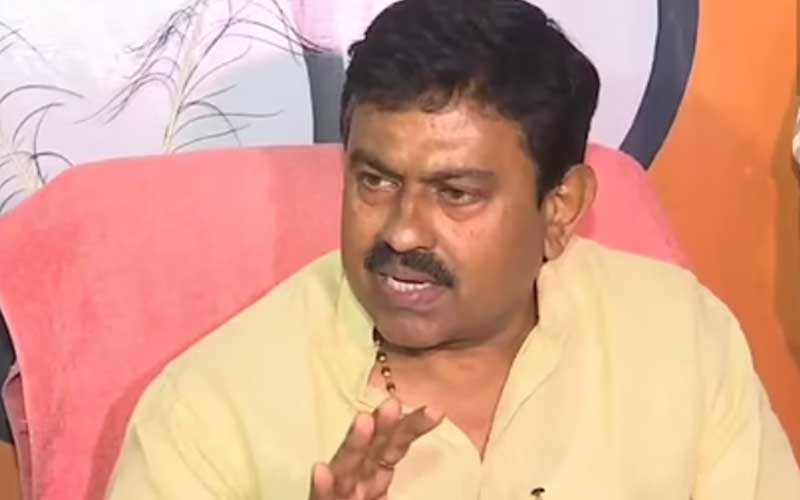 MoS Home Ajay Mishra misbehaves with a journalist for asking questions about his jailed son