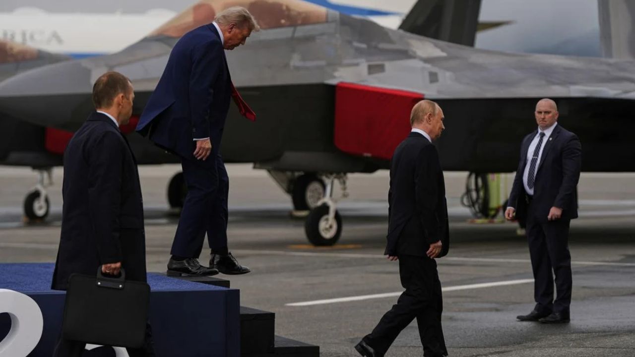 B-2 Bomber Flies Over as Trump Displays Military Strength During Putin Greeting | Watch