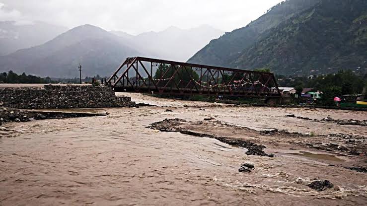 Cloud bursts in Kullu, floods in many places in Himachal