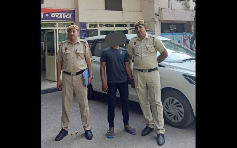 North East Team of Seelampur Police arrests Snatcher with multiple criminal involvements, Recovers stolen Mobile Phones, Motorcycle and Scooty