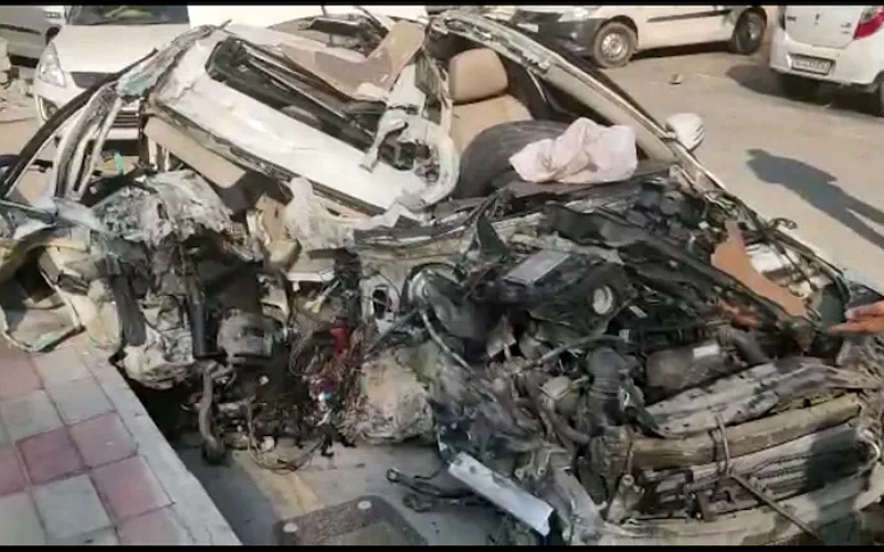2 dead, 3 injured as car hits truck in Delhi