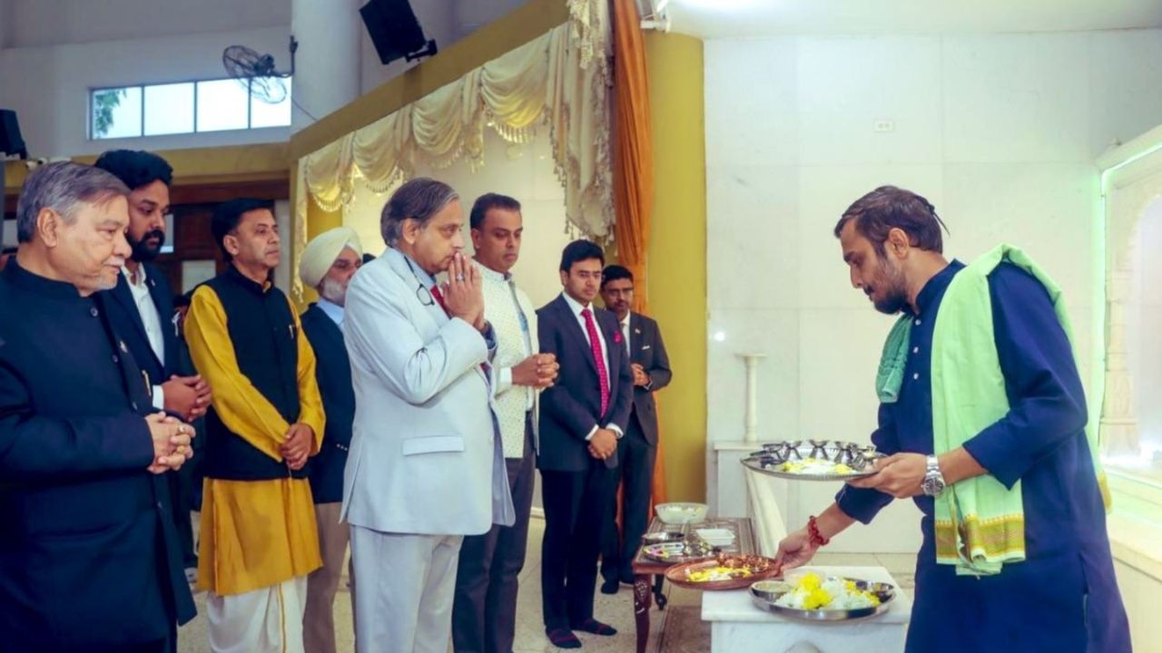Shashi Tharoor Commends JMM MP Sarfaraz Ahmad for Joining Hindu, Sikh Colleagues in Temple Prayers at Panama