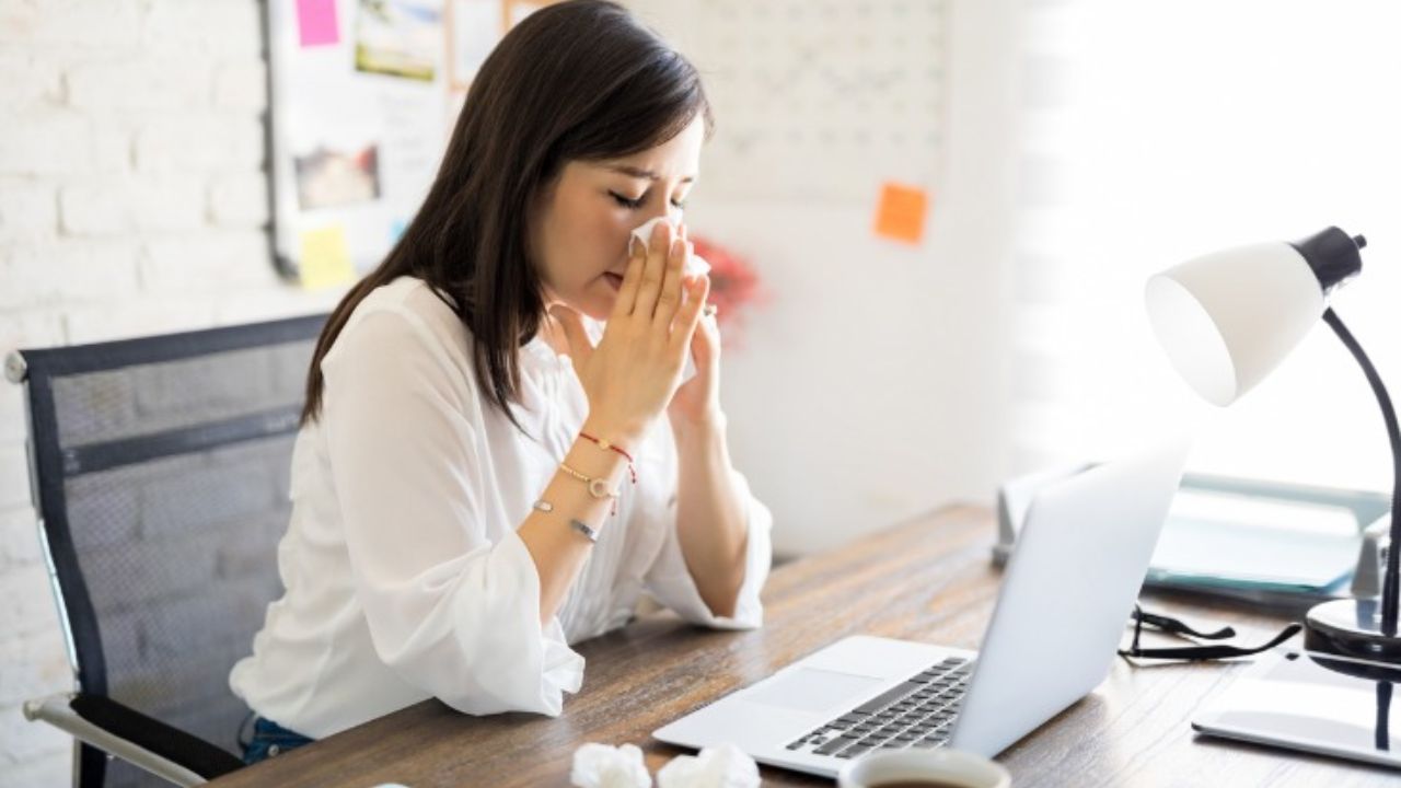 “Is Your Brain Fried?”: HR Blasts Sick Employee Over One-Hour Leave Request, Sparks Outrage