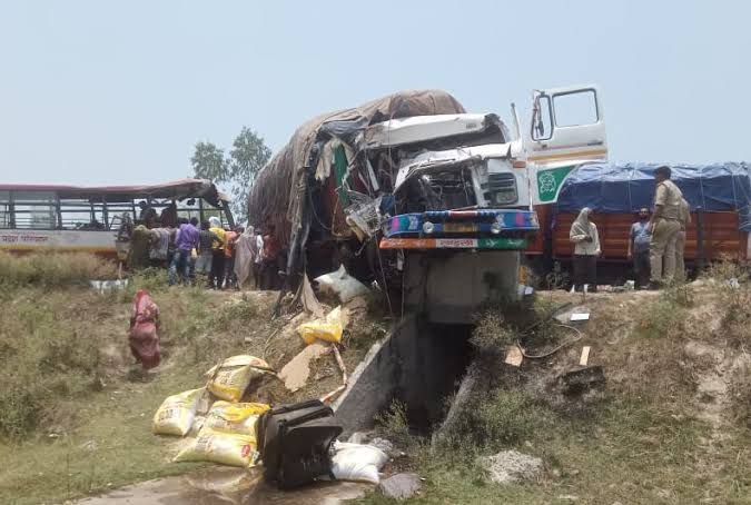 Private bus and truck collide in UP's Lakhimpur, six killed