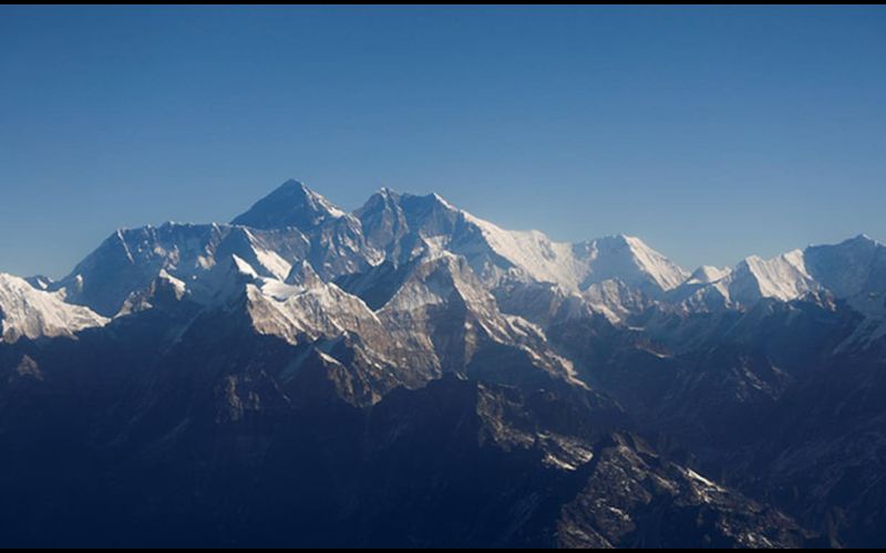 Surgeon Couple creates History, Becomes the First Indian doctor couple to scale Mount Everest