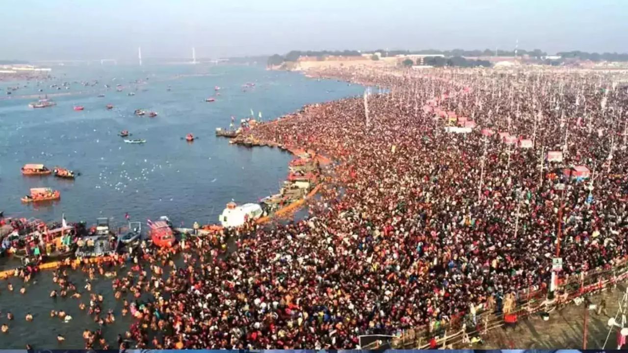 Man Caught Urinating in Public Changing Room at Mahakumbh Mela 2025, Internet Demands Action