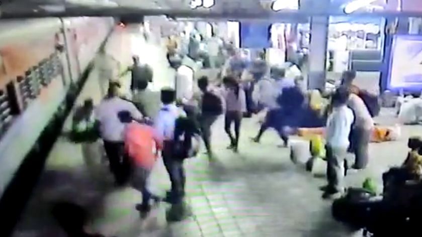RPF jawan prevents the pregnant woman from falling into the space between the moving train and the platform.