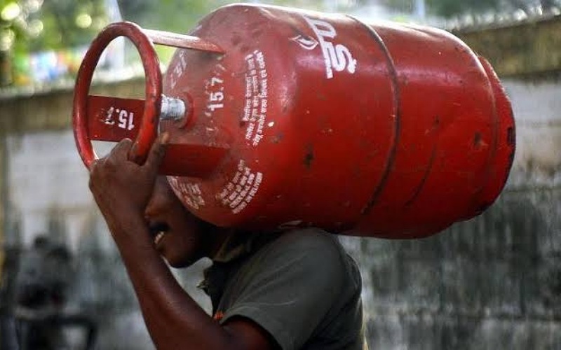 LPG cylinder becomes expensive again, oil companies increased by Rs 105