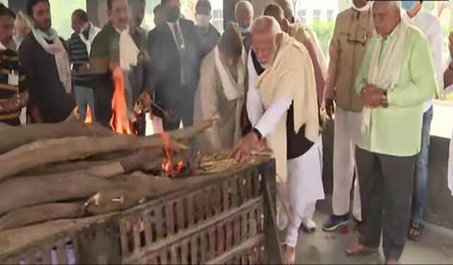 Hiraba 's Death : Hiraba merges in Panchtatva, brothers including PM Modi lit the fire